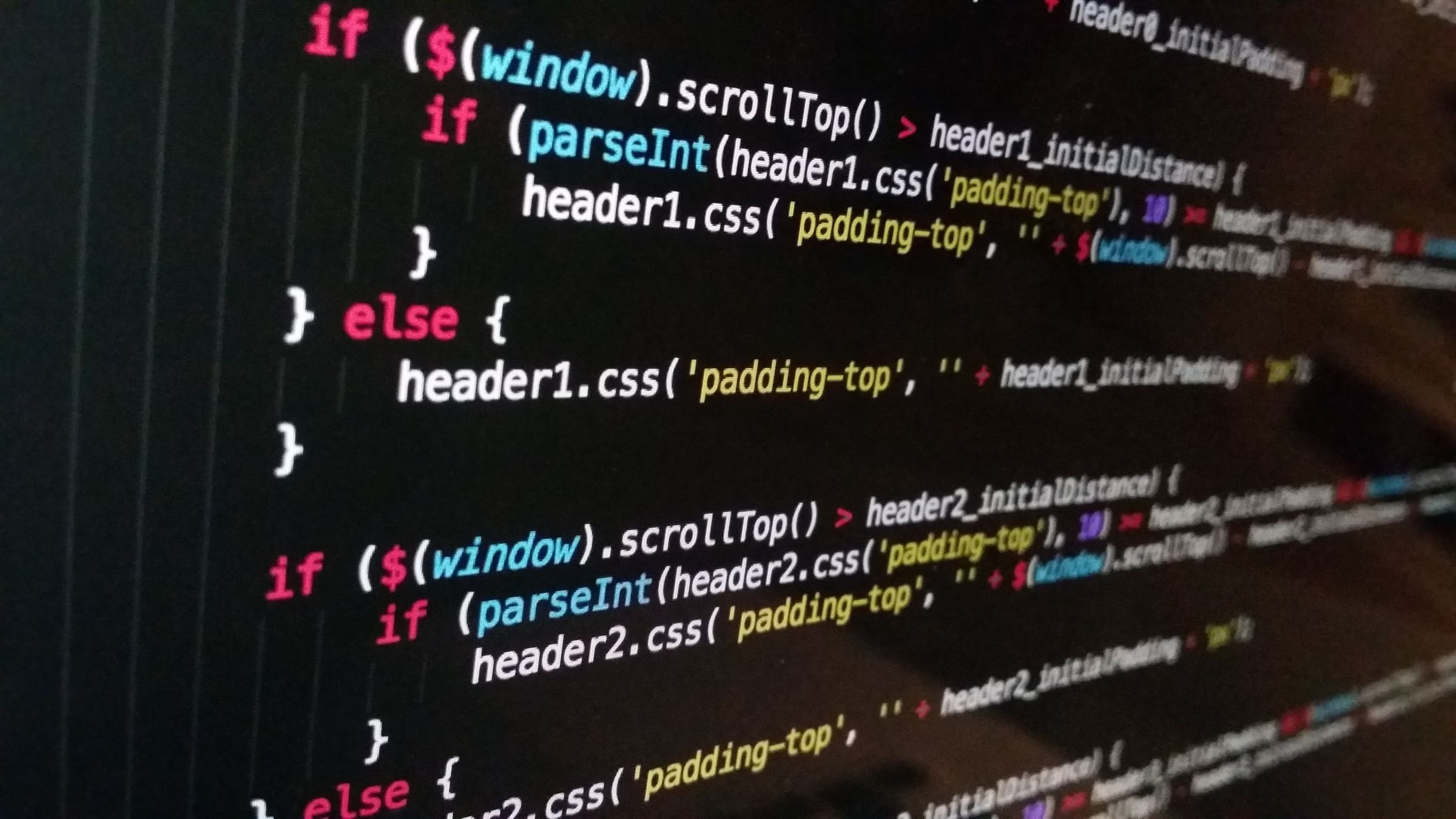 Lignes de code sur un écran, vues de près